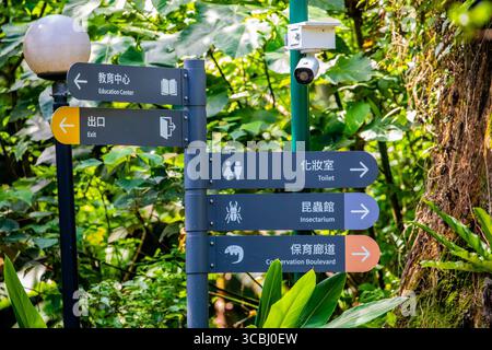 Taipei Taiwan 2 giugno 2025: All'interno dello Zoo di Taipei a Taiwan, ci sono dei cartelli che indicano le indicazioni per varie mostre di animali. Foto Stock