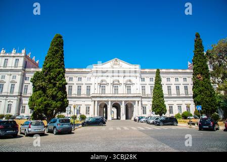 Titolo: Lisbona, Portogallo - 6 luglio 2025: La facciata bianca del palazzo nazionale di Ajuda a Lisbona in Portogallo Foto Stock