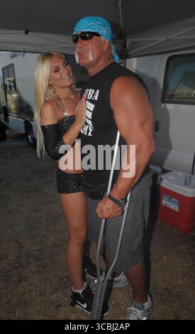 MIAMI - FL - 15 MARZO; Hulk Hogan (alias Terry Gene Bollea) dietro le quinte dopo che Brooke Hogans si esibisce al carnevale di Calle Ocho. L'Hulk è stato visto con le stampelle dopo essere rimasto ferito alla corte combattendo con il suo avvocato di x mogli. l'hulk aveva anche solo una stampella dopo che l'altra gli è stata rubata all'aeroporto. Il 15 marzo 2009 a Miami Florida..persone: Brooke Hogan, Hulk Hogan..Transmission Ref: FLXX..must call if interested.Michael Storms.Storms Media Group Inc..305-632-3400 - Cell.305-513-5783 - Fax.MikeStorm@aol.com (Credit Image: © SMG via ZUMA Press Wire) Foto Stock