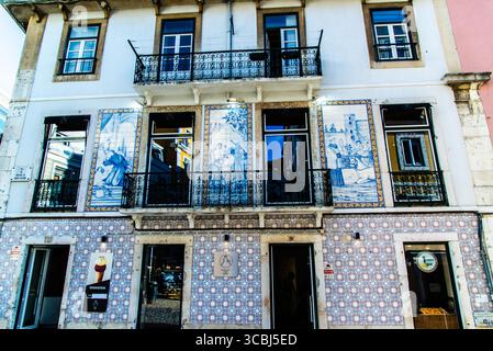 Lisbona, Portogallo - 6 luglio 2025: Un bellissimo edificio decorato con piastrelle nel centro di Lisbona in Portogallo Foto Stock