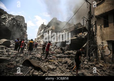 I palestinesi controllano la devastazione a seguito di uno sciopero israeliano che ha colpito il quartiere meridionale di al-Zaitoon nella città di Gaza i palestinesi controllano la devastazione a seguito di uno sciopero israeliano che ha colpito il quartiere meridionale di al-Zaitoon nella città di Gaza l'8 agosto 2025. L'esercito israeliano assumerà il controllo di Gaza in base a un nuovo piano approvato dal gabinetto di sicurezza del primo Ministro Benjamin Netanyahu, toccando venerdì un'ondata di critiche sia dall'interno che dall'esterno del paese. Foto di Omar Ashtawy apaimages Gaza città Striscia di Gaza territorio palestinese 080825 Gaza OSH 0019 Copyright: XapaimagesxOmarxAshtawyx Foto Stock
