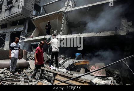 I palestinesi controllano la devastazione a seguito di uno sciopero israeliano che ha colpito il quartiere meridionale di al-Zaitoon nella città di Gaza i palestinesi controllano la devastazione a seguito di uno sciopero israeliano che ha colpito il quartiere meridionale di al-Zaitoon nella città di Gaza l'8 agosto 2025. L'esercito israeliano assumerà il controllo di Gaza in base a un nuovo piano approvato dal gabinetto di sicurezza del primo Ministro Benjamin Netanyahu, toccando venerdì un'ondata di critiche sia dall'interno che dall'esterno del paese. Foto di Omar Ashtawy apaimages Gaza città Striscia di Gaza territorio palestinese 080825 Gaza OSH 0016 Copyright: XapaimagesxOmarxAshtawyx Foto Stock