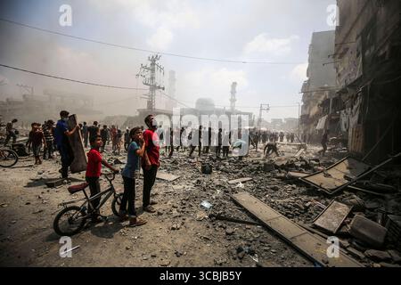 I palestinesi controllano la devastazione a seguito di uno sciopero israeliano che ha colpito il quartiere meridionale di al-Zaitoon nella città di Gaza i palestinesi controllano la devastazione a seguito di uno sciopero israeliano che ha colpito il quartiere meridionale di al-Zaitoon nella città di Gaza l'8 agosto 2025. L'esercito israeliano assumerà il controllo di Gaza in base a un nuovo piano approvato dal gabinetto di sicurezza del primo Ministro Benjamin Netanyahu, toccando venerdì un'ondata di critiche sia dall'interno che dall'esterno del paese. Foto di Omar Ashtawy apaimages Gaza città Striscia di Gaza territorio palestinese 080825 Gaza OSH 0025 Copyright: XapaimagesxOmarxAshtawyx Foto Stock