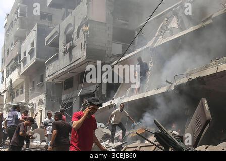 I palestinesi controllano la devastazione a seguito di uno sciopero israeliano che ha colpito il quartiere meridionale di al-Zaitoon nella città di Gaza i palestinesi controllano la devastazione a seguito di uno sciopero israeliano che ha colpito il quartiere meridionale di al-Zaitoon nella città di Gaza l'8 agosto 2025. L'esercito israeliano assumerà il controllo di Gaza in base a un nuovo piano approvato dal gabinetto di sicurezza del primo Ministro Benjamin Netanyahu, toccando venerdì un'ondata di critiche sia dall'interno che dall'esterno del paese. Foto di Omar Ashtawy apaimages Gaza città Striscia di Gaza territorio palestinese 080825 Gaza OSH 0023 Copyright: XapaimagesxOmarxAshtawyx Foto Stock