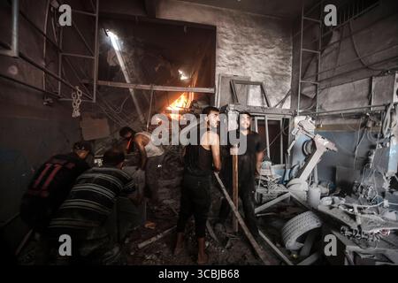 I palestinesi controllano la devastazione a seguito di uno sciopero israeliano che ha colpito il quartiere meridionale di al-Zaitoon nella città di Gaza i palestinesi controllano la devastazione a seguito di uno sciopero israeliano che ha colpito il quartiere meridionale di al-Zaitoon nella città di Gaza l'8 agosto 2025. L'esercito israeliano assumerà il controllo di Gaza in base a un nuovo piano approvato dal gabinetto di sicurezza del primo Ministro Benjamin Netanyahu, toccando venerdì un'ondata di critiche sia dall'interno che dall'esterno del paese. Foto di Omar Ashtawy apaimages Gaza città Striscia di Gaza territorio palestinese 080825 Gaza OSH 0027 Copyright: XapaimagesxOmarxAshtawyx Foto Stock