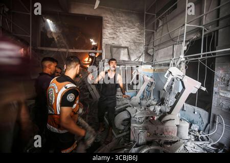 I palestinesi controllano la devastazione a seguito di uno sciopero israeliano che ha colpito il quartiere meridionale di al-Zaitoon nella città di Gaza i palestinesi controllano la devastazione a seguito di uno sciopero israeliano che ha colpito il quartiere meridionale di al-Zaitoon nella città di Gaza l'8 agosto 2025. L'esercito israeliano assumerà il controllo di Gaza in base a un nuovo piano approvato dal gabinetto di sicurezza del primo Ministro Benjamin Netanyahu, toccando venerdì un'ondata di critiche sia dall'interno che dall'esterno del paese. Foto di Omar Ashtawy apaimages Gaza città Striscia di Gaza territorio palestinese 080825 Gaza OSH 0029 Copyright: XapaimagesxOmarxAshtawyx Foto Stock