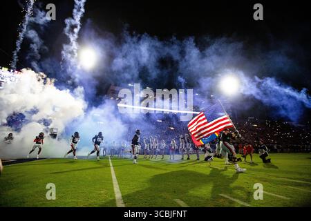 24 novembre 2022, Oxford, Mississippi, Stati Uniti: I Rebels prendono il campo per il 109° Egg Bowl annuale al Vaught Hemingway Stadium di Oxford, Mississippi. (Immagine di credito: © Hunter D. Cone/ZUMA Press Wire) Foto Stock