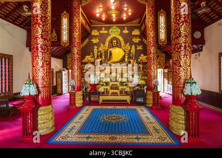 Il Wat Phra Kaew è un tempio suggestivo adagiato tra alberi torreggianti e piante locali che sfoggia l'iconica architettura in stile Lanna, ma anche offeri Foto Stock