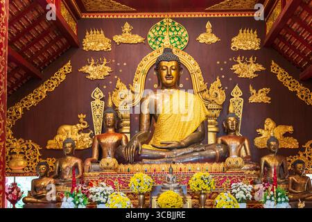 Il Wat Phra Kaew è un tempio suggestivo adagiato tra alberi torreggianti e piante locali che sfoggia l'iconica architettura in stile Lanna, ma anche offeri Foto Stock