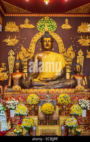 Il Wat Phra Kaew è un tempio suggestivo adagiato tra alberi torreggianti e piante locali che sfoggia l'iconica architettura in stile Lanna, ma anche offeri Foto Stock