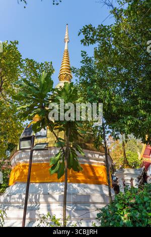Il Wat Phra Kaew è un tempio suggestivo adagiato tra alberi torreggianti e piante locali che sfoggia l'iconica architettura in stile Lanna, ma anche offeri Foto Stock