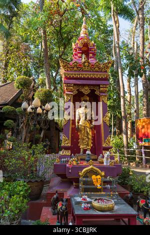 Il Wat Phra Kaew è un tempio suggestivo adagiato tra alberi torreggianti e piante locali che sfoggia l'iconica architettura in stile Lanna, ma anche offeri Foto Stock
