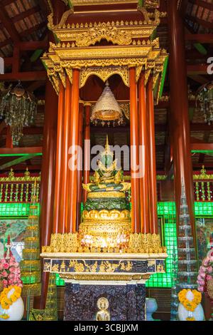 Il Wat Phra Kaew è un tempio suggestivo adagiato tra alberi torreggianti e piante locali che sfoggia l'iconica architettura in stile Lanna, ma anche offeri Foto Stock