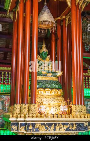 Il Wat Phra Kaew è un tempio suggestivo adagiato tra alberi torreggianti e piante locali che sfoggia l'iconica architettura in stile Lanna, ma anche offeri Foto Stock
