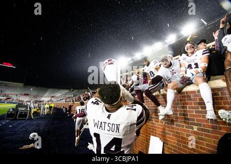 24 novembre 2022, Oxford, Mississippi, USA: I giocatori di football del Mississippi State si radunano e festeggiano con i pochi tifosi del Mississippi State che sono rimasti indietro dopo aver sconfitto i Rebels 24 a 22 nel 109th Annual Egg Bowl al Vaught Hemingway Stadium di Oxford, Mississippi. (Immagine di credito: © Hunter D. Cone/ZUMA Press Wire) Foto Stock