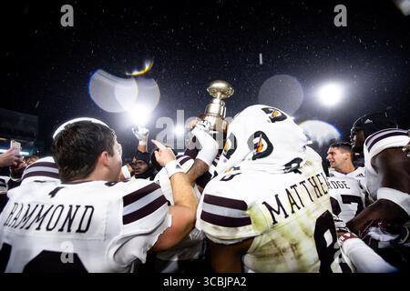 24 novembre 2022, Oxford, Mississippi, Stati Uniti: I giocatori di football del Mississippi State si radunano e festeggiano dopo aver sconfitto i Rebels 24 a 22 nel 109th Annual Egg Bowl al Vaught Hemingway Stadium di Oxford, Mississippi. (Immagine di credito: © Hunter D. Cone/ZUMA Press Wire) Foto Stock