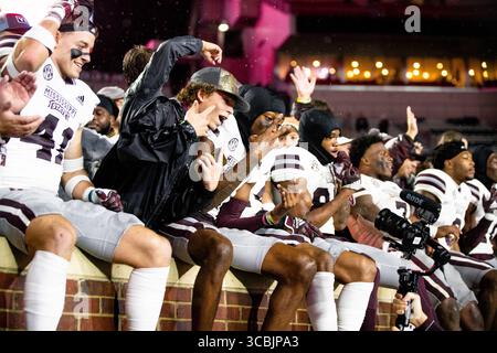 24 novembre 2022, Oxford, Mississippi, USA: I giocatori di football del Mississippi State si radunano e festeggiano con i pochi tifosi del Mississippi State che sono rimasti indietro dopo aver sconfitto i Rebels 24 a 22 nel 109th Annual Egg Bowl al Vaught Hemingway Stadium di Oxford, Mississippi. (Immagine di credito: © Hunter D. Cone/ZUMA Press Wire) Foto Stock