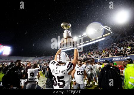 24 novembre 2022, Oxford, Mississippi, Stati Uniti: I giocatori di football del Mississippi State si radunano e festeggiano dopo aver sconfitto i Rebels 24 a 22 nel 109th Annual Egg Bowl al Vaught Hemingway Stadium di Oxford, Mississippi. (Immagine di credito: © Hunter D. Cone/ZUMA Press Wire) Foto Stock