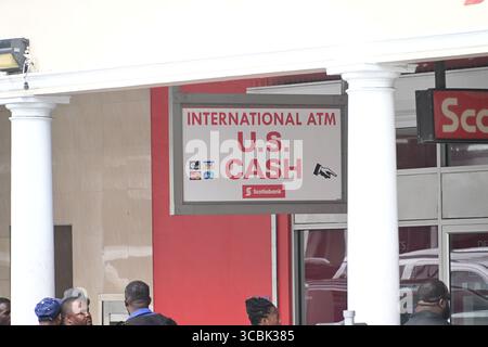 11 novembre 2022, Nassau, New Providence, Stati Uniti d'America: Segui le indicazioni sull'ingresso principale di Scotiabank lungo Bay Street a Nassau, alle Bahamas venerdì 11 novembre 2022 (immagine di credito: © Ron Sachs/CNP tramite ZUMA Press Wire) Foto Stock