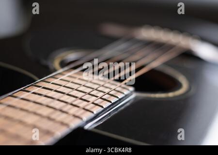 Chitarra acustica scura. Strumento musicale. Primo piano Foto Stock