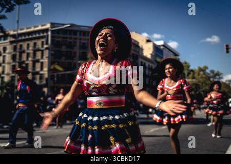 12 ottobre 2022, Barcellona, Catalogna, Spagna: I festeggiamenti di varie associazioni culturali latinoamericane a Barcellona sfilano attraverso la città ballando con i loro costumi colorati per celebrare il giorno ispanico o il giorno di Colombo, una festa celebrata in America Latina e negli Stati Uniti con nomi diversi a seconda dell'ideologia politica. (Immagine di credito: © Matthias Oesterle/ZUMA Press Wire) Foto Stock