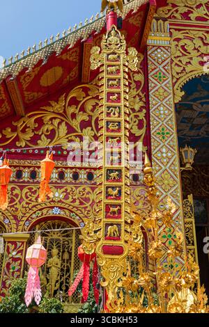 Il Wat Jed Yod è un tempio particolarmente rilassante e tranquillo grazie non solo al suo design sereno e ai suoi dintorni, ma anche a causa della mancanza di extensiv Foto Stock