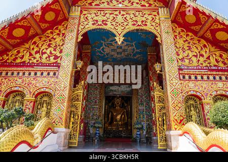 Il Wat Jed Yod è un tempio particolarmente rilassante e tranquillo grazie non solo al suo design sereno e ai suoi dintorni, ma anche a causa della mancanza di extensiv Foto Stock