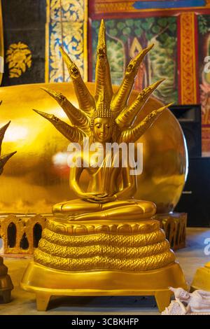 Il Wat Jed Yod è un tempio particolarmente rilassante e tranquillo grazie non solo al suo design sereno e ai suoi dintorni, ma anche a causa della mancanza di extensiv Foto Stock