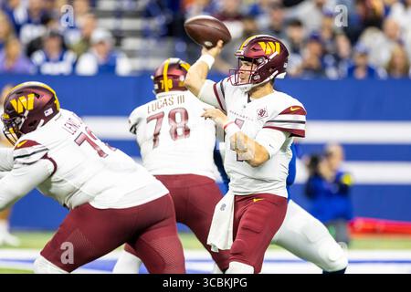 30 ottobre 2022: Il quarterback dei Washington Commanders Taylor Heinicke (4) passa la palla durante la gara NFL contro gli Indianapolis Colts a Indianapolis, Indiana. John Mersits/CSM. (Immagine di credito: © John Mersits/CSM tramite ZUMA Press Wire) Foto Stock