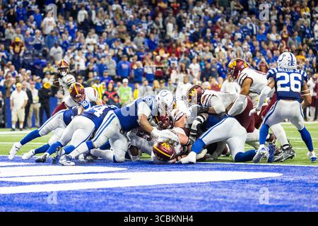 30 ottobre 2022: Il quarterback dei Washington Commanders Taylor Heinicke (4) segna un touchdown durante la gara NFL contro gli Indianapolis Colts a Indianapolis, Indiana. John Mersits/CSM. (Immagine di credito: © John Mersits/CSM tramite ZUMA Press Wire) Foto Stock