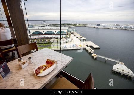 13 ottobre 2022, Cape Canaveral, Florida, USA: La vista di Port Canaveral dal buffet su MSC meraviglia, visto il 13 ottobre 2022. (Immagine di credito: © Patrick Connolly/Orlando Sentinel tramite ZUMA Press Wire) Foto Stock