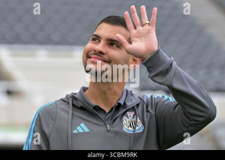 Bruno Guimarães del Newcastle United durante la partita della Sela Cup tra Newcastle United e RCD Espanyol al St. James's Park, Newcastle, venerdì 8 agosto 2025. (Foto: Scott Llewellyn | mi News) crediti: MI News & Sport /Alamy Live News Foto Stock