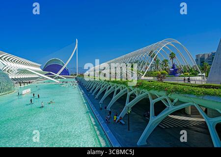 Ciutat de les Arts i les Ciències, Museu de les Ciències, l'Hemisfèric, Àgora, Brücke, Pont l'Assut de l'Or, El Umbracle, Wasserbecken Foto Stock