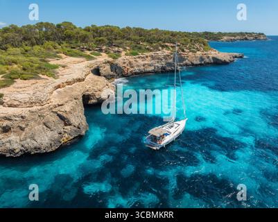 Vista dall'alto dal drone della barca a vela ancorata nel mare turchese Foto Stock