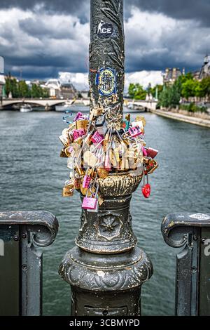 L'amore si chiude su un ponte di Parigi, Parigi, Francia Foto Stock