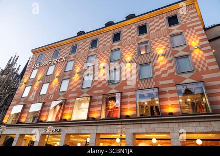 Monaco di Baviera, Germania - 3 aprile 2025: Centro commerciale Ludwig Beck a Marienplatz, una via dello shopping a Monaco, Germania Foto Stock
