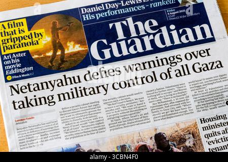 8 agosto 2025. Il titolo della prima pagina del Guardian legge che Netanyahu sfida l'avvertimento di prendere il controllo militare di tutta Gaza. Foto Stock