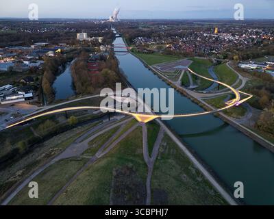 Sorvolate l'Emscher, ponte della fascia di ponte sul canale Emscher-Herne, vista aerea, Germania, Renania settentrionale-Vestfalia, Ruhr, Foto Stock