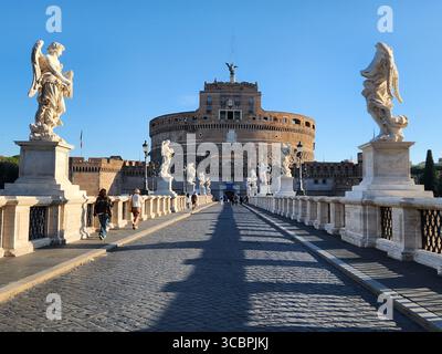 Si affaccia sul Ponte Sant'Angelo fino a Castel Sant'Angelo Foto Stock