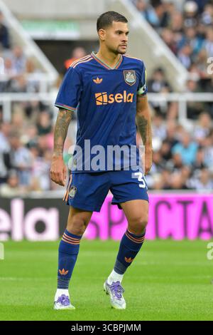 Bruno Guimarães del Newcastle United durante la partita della Sela Cup tra Newcastle United e RCD Espanyol al St. James's Park, Newcastle, venerdì 8 agosto 2025. (Foto: Scott Llewellyn | mi News) crediti: MI News & Sport /Alamy Live News Foto Stock
