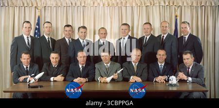 Ritratto ufficiale dei sette astronauti originali Mercury più nuovi membri del corpo degli astronauti scattato il 19 febbraio 1963. Seduti da sinistra a destra sono: Gordon Cooper, Gus Grissom, Scott Carpenter, Wally Schirra, John Glenn, Alan Shepard e Deke Slayton. Da sinistra a destra ci sono: Edward White, James McDivitt, John Young, Elliot SEE, Charles Conrad, Frank Borman, Neil Armstrong, Thomas Stafford e James Lovell. Credito: NASA tramite CNP Foto Stock