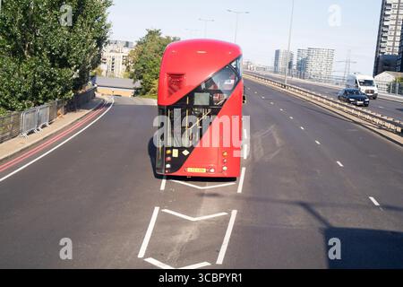 Londra, Regno Unito – 8 agosto 2025: Un classico autobus rosso a due piani di Londra si trova fermo su una rampa di accesso vicino alla zona dei Docklands e all'Isola dei cani dopo un guasto meccanico, in attesa di essere salvato dai servizi di recupero. Credito: Glosszoom/Alamy Live News. Foto Stock