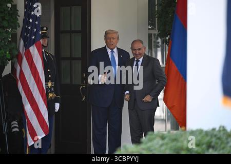 Il presidente degli Stati Uniti Donald J Trump saluta il primo ministro della Repubblica d'Armenia Nikol Pashinyan, fuori dall'ingresso del lato nord della Casa Bianca, a Washington, DC, venerdì 8 agosto 2025. Crediti: Mattie Neretin/CNP Foto Stock