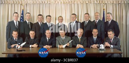 Ritratto ufficiale dei sette astronauti originali Mercury più nuovi membri del corpo degli astronauti scattato il 19 febbraio 1963. Seduti da sinistra a destra sono: Gordon Cooper, Gus Grissom, Scott Carpenter, Wally Schirra, John Glenn, Alan Shepard e Deke Slayton. Da sinistra a destra ci sono: Edward White, James McDivitt, John Young, Elliot SEE, Charles Conrad, Frank Borman, Neil Armstrong, Thomas Stafford e James Lovell. Credito: NASA via CNP/MediaPunch Foto Stock