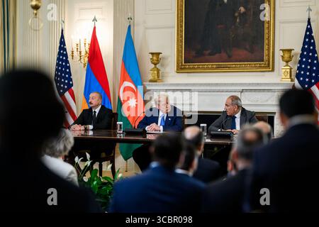 Il presidente Donald Trump firma una dichiarazione congiunta trilaterale con il presidente dell'Azerbaigian Ilham Aliyev e il primo ministro armeno Nikol Pashinyan, venerdì 8 agosto 2025, nella sala da pranzo statale. (Foto ufficiale della Casa Bianca di Daniel Torok) Foto Stock