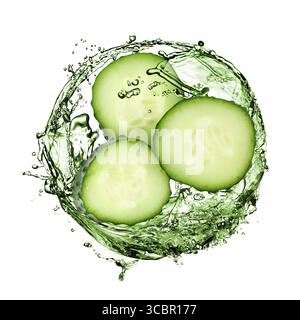 Fette di cetriolo e spruzzi su sfondo bianco Foto Stock