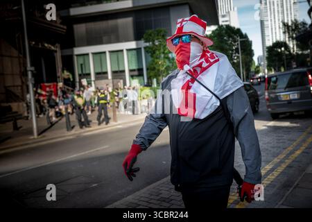 Londra, Regno Unito. 8 agosto 2025. I manifestanti anti-migranti manifestano al di fuori del Britannia International Hotel a Canary Wharf che attualmente ospita i richiedenti asilo. Due persone sono state arrestate durante la manifestazione di venerdì sera con ufficiali che separavano gruppi rivali. Più di 100 persone hanno protestato con Stand Up to Racism. Crediti: Guy Corbishley/Alamy Live News Foto Stock