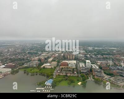 Vista aerea con nebbia mattutina su Alexandria, Virginia e il fiume Potomac Foto Stock