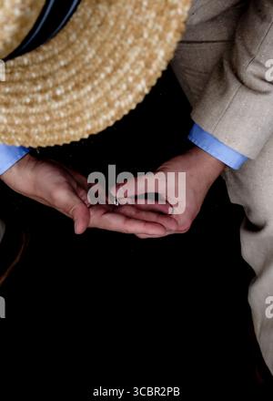 Una persona ha in mano un anello. Foto Stock