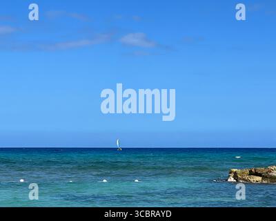 Una barca a vela solitaria nei Caraibi Foto Stock